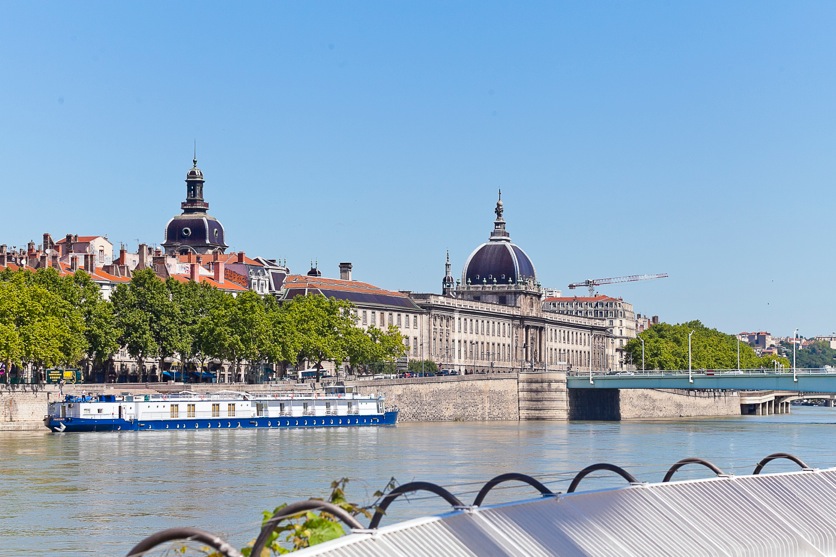 vue de l'Hôtel-Dieu depuis la piscine du Rhône