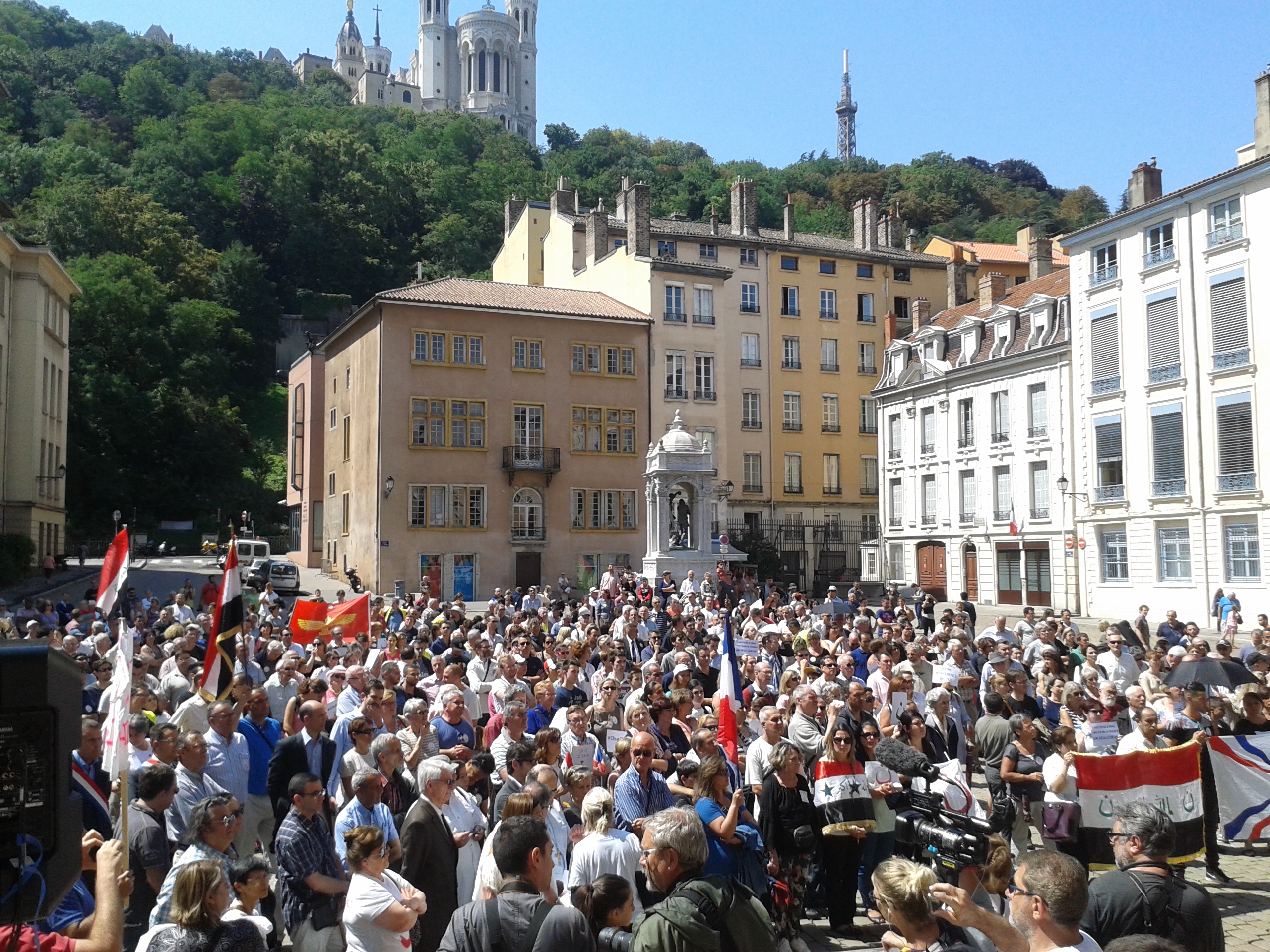 Entre 300 et 400 personnes se sont rassemblées pour la cause.