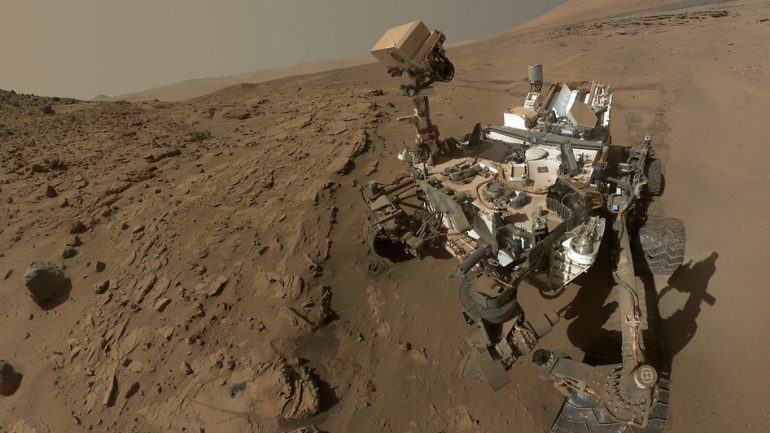 Le robot Curiosity se prend en photo sur Mars en mai 2014
