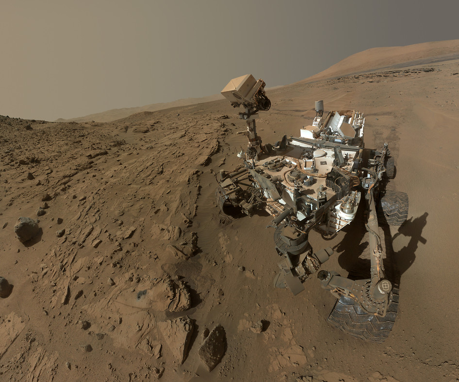 Le robot Curiosity se prend en photo sur Mars en mai 2014 () Le robot Curiosity se prend en photo sur Mars en mai 2014 ()