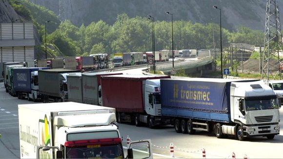 Des camions à l'arrêt