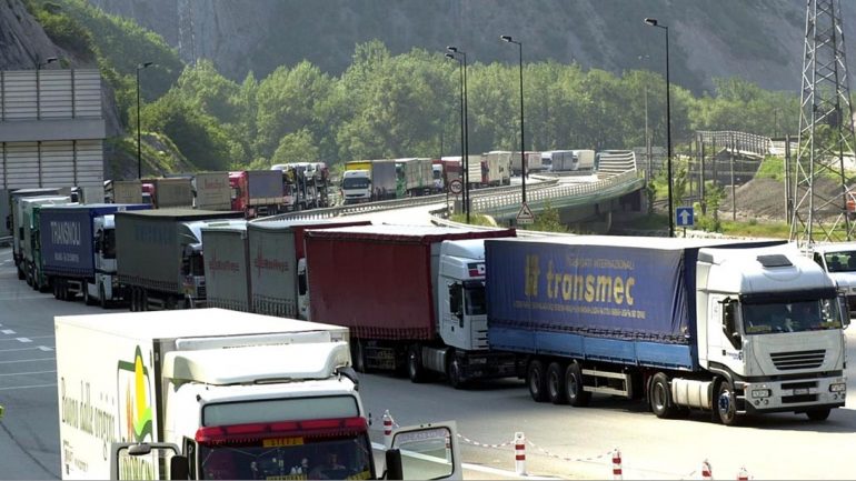 Des camions à l'arrêt