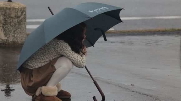 Fillette pluie averse parapluie