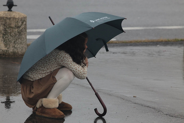 Fillette pluie averse parapluie