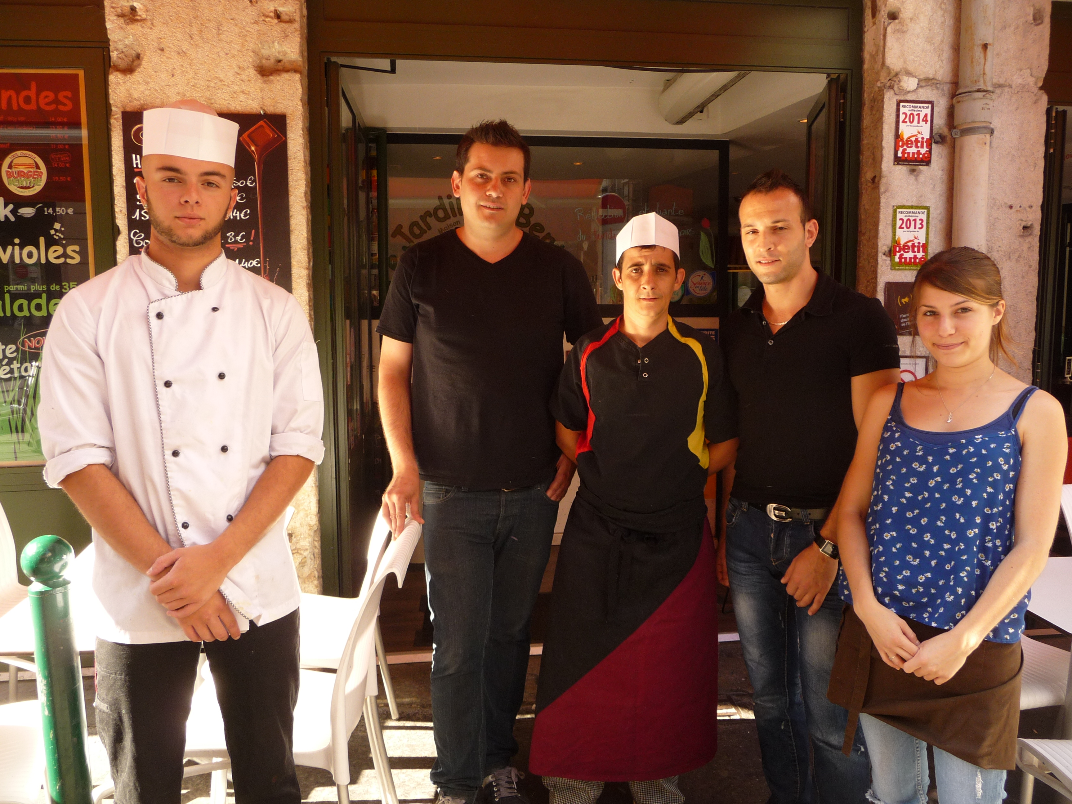 Mickaël Cruz (2e à g) accompagné de membres de l'équipe du Jardin de Berthe Opéra