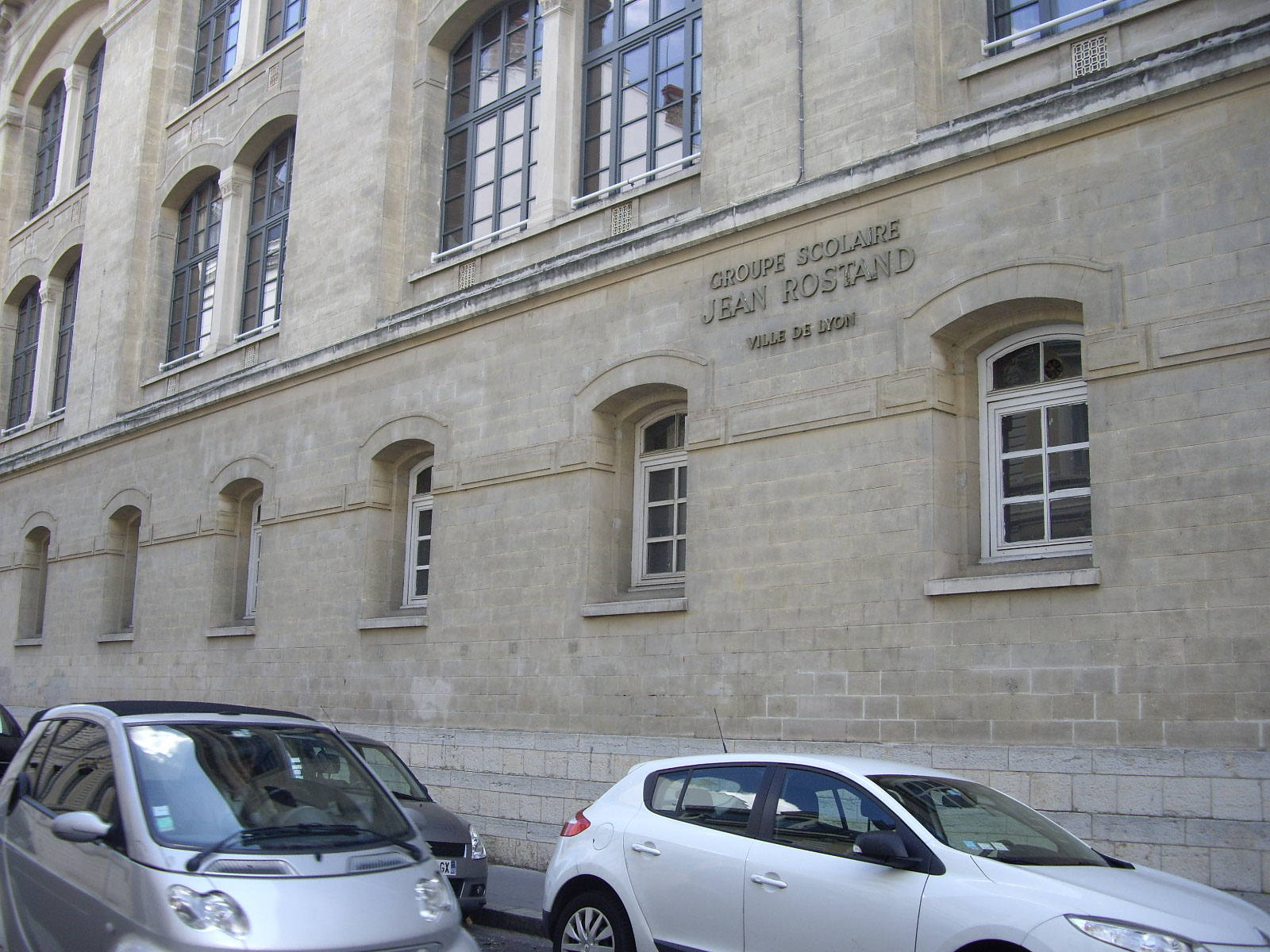 Le groupe scolaire Jean-Rostand est régulièrement infesté de blattes () Le groupe scolaire Jean-Rostand est régulièrement infesté de blattes ()