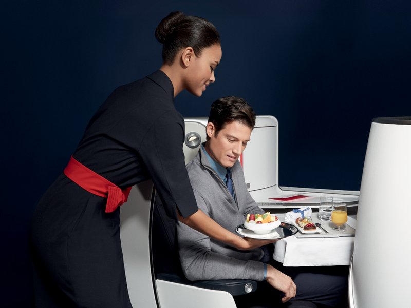 Service du repas dans l'avion © DR