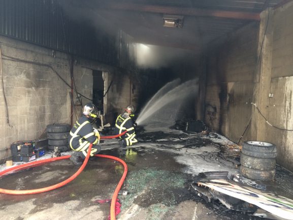 Les pompiers éteignent un feu de garage dans le 7e arrondissmeent de Lyon