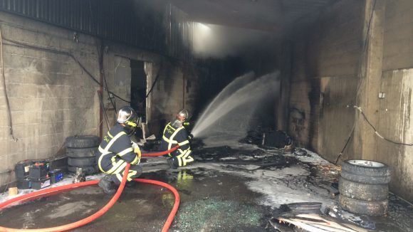 Les pompiers éteignent un feu de garage dans le 7e arrondissmeent de Lyon