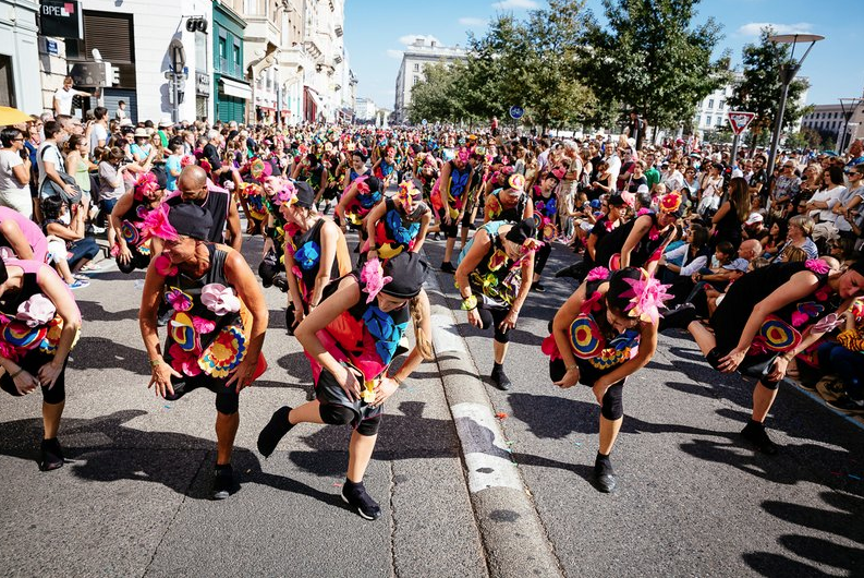 Biennale de la danse – Défilé du 14 septembre 2014 © Stéphane Rambaud