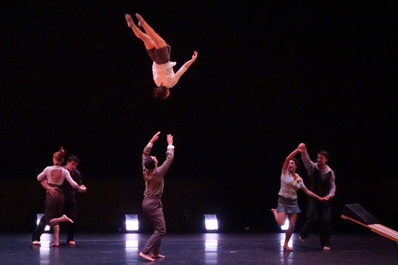 Il n’est pas encore minuit, spectacle de la Cie XY à la Biennale de la danse 2014 © Christian Ganet