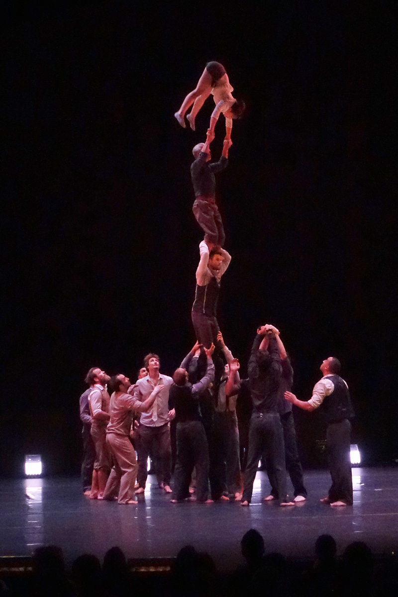 Il n’est pas encore minuit, spectacle de la Cie XY à la Biennale de la danse 2014 © Christian Ganet