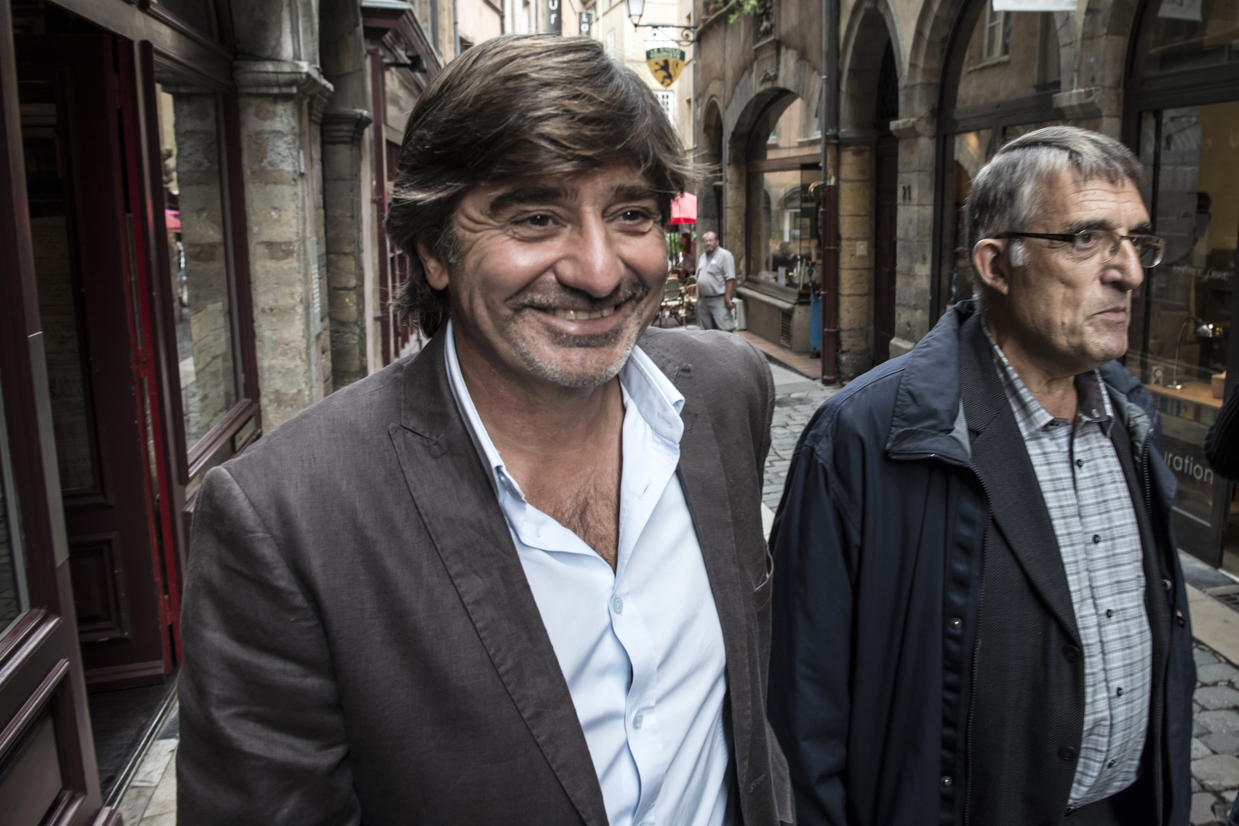 Michel Neyret (à gauche) à Lyon avec l’ancien officier de la SRPJ Bernard Trenque, le 19 september 2014, après son audition dans le procès Global Cash © AFP Photo/Jean-Philippe Ksiazek