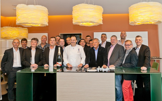 Réunion de chefs lyonnais au restaurant Le 9e Art, le 29.09.14 © Tim Douet Réunion de chefs lyonnais au restaurant Le 9e Art, le 29.09.14 © Tim Douet