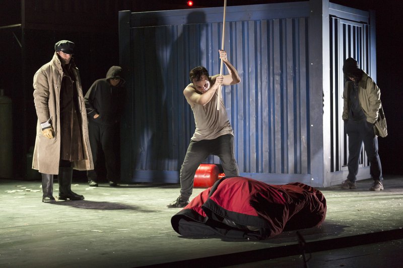 Jérémy Lopez (au centre) dans Les Fourberies de Scapin, mise en scène de Laurent Brethome (photo de répétition) © Philippe Bertheau