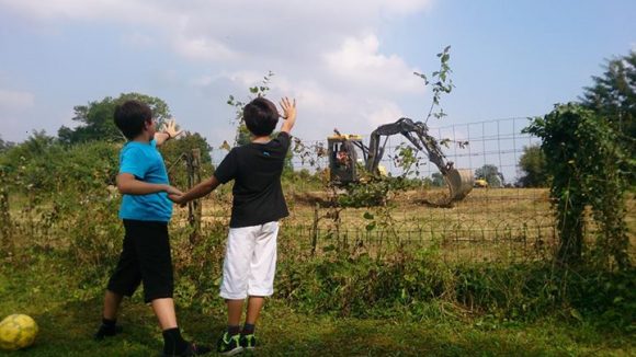 Enfants Lorenzo devant la route d'OL Land