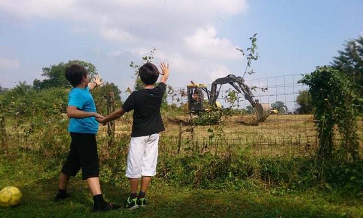 Enfants Lorenzo devant la route d'OL Land