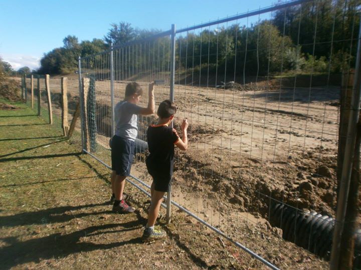 Les enfants Lorenzo devant leur ancien jardin