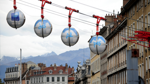 publicité pour une banque sur le téléphérique de Grenoble