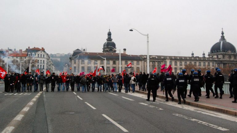 Manifestants pont de la Guillotière manif anti-FN