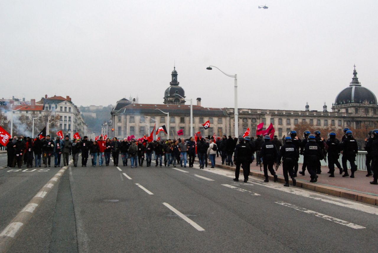 Manifestants sur le pont de la Guillotière, lors de la manifestation anti-FN, le 29 novembre 2014 © Alice Patalacci