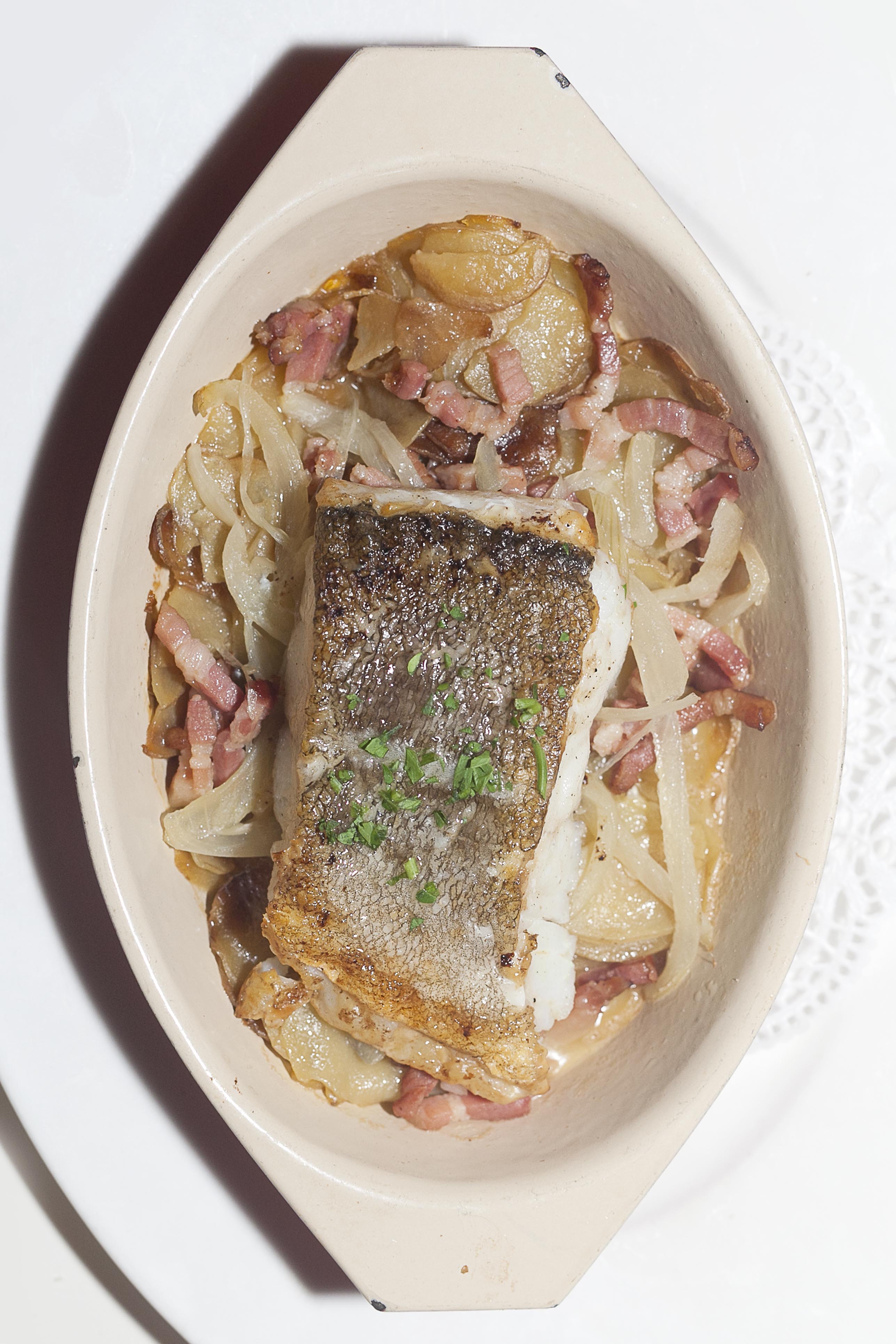 Filet de morue fraîche à la Lyonnaise, avec ses pommes de terre, ses oignons et ses lardons.