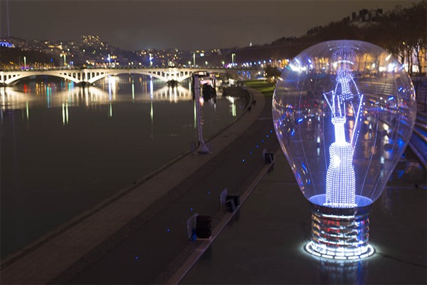 Fête des lumières 2014, les ampoules d’Incandescence sur les berges du Rhône © Ville de Lyon