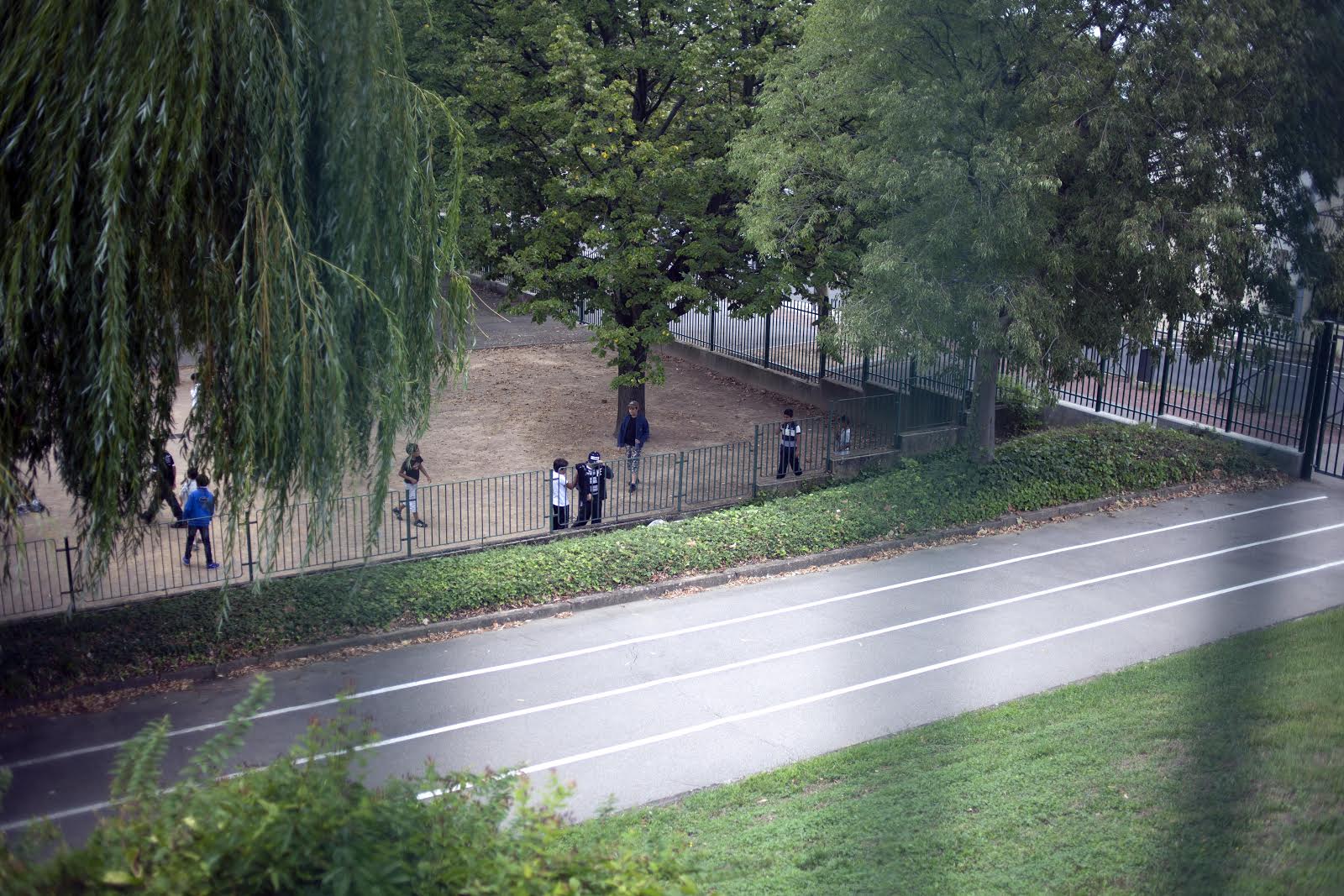 Cour de collège © Tim Douet