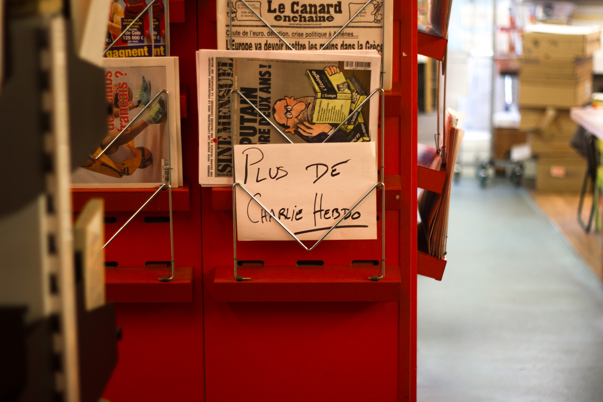 Kiosque à Lyon, le 7 janvier 2015 © Jeanloup Bernard Kiosque à Lyon, le 7 janvier 2015 © Jeanloup Bernard