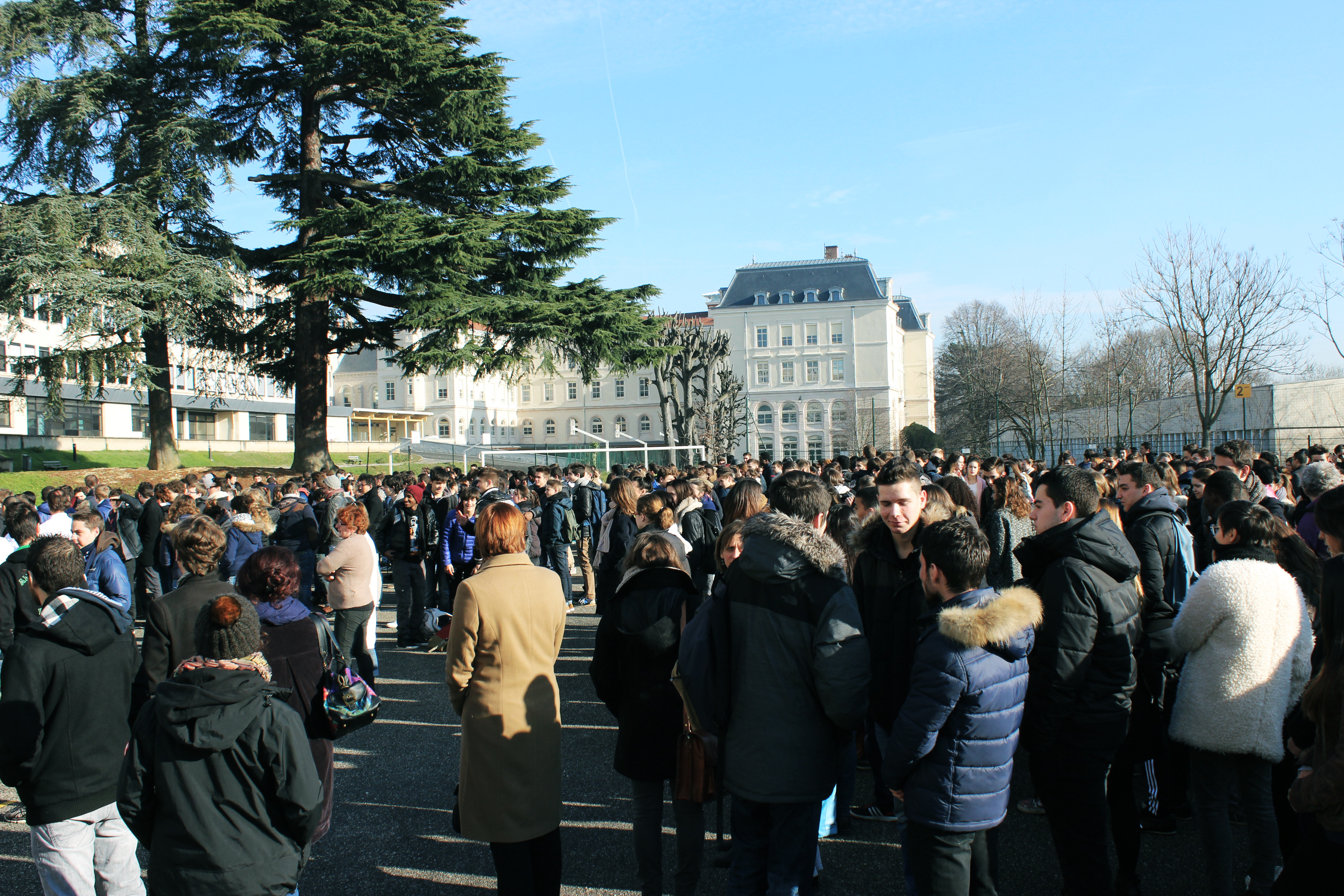 La minute de silence en hommage aux victimes de Charlie Hebdo Lycée Jean Perrin