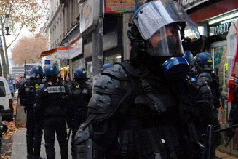 des CRS pendant une intervention au cours d'une manifestation