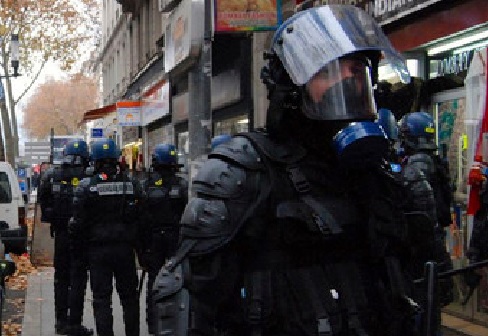 des CRS pendant une intervention au cours d'une manifestation