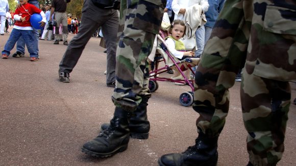 des militaires au milieu de la foule place Bellecour.