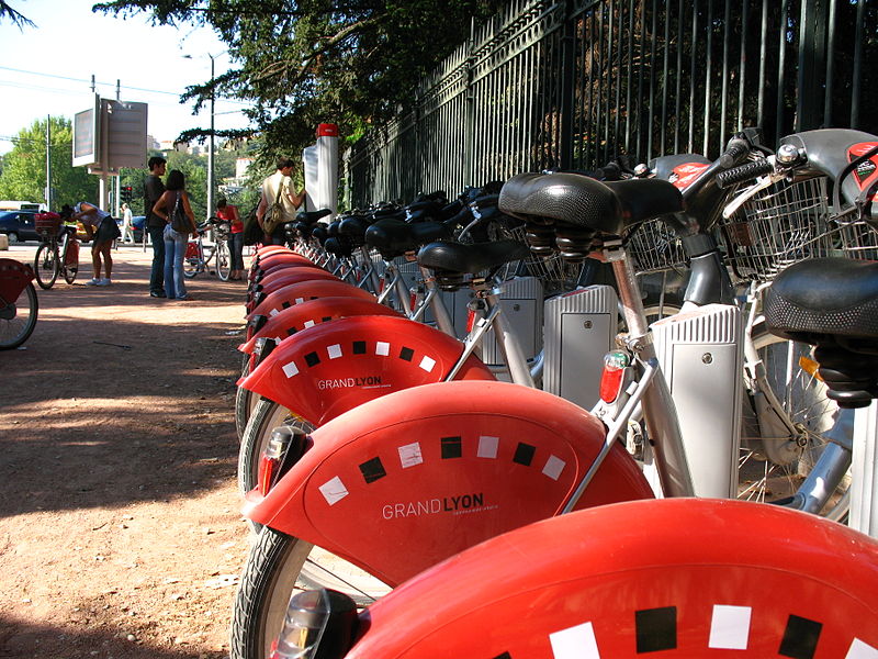 Lyon, Vélo’v à la station Parc Tête-d’Or/Enfants du Rhône © DR