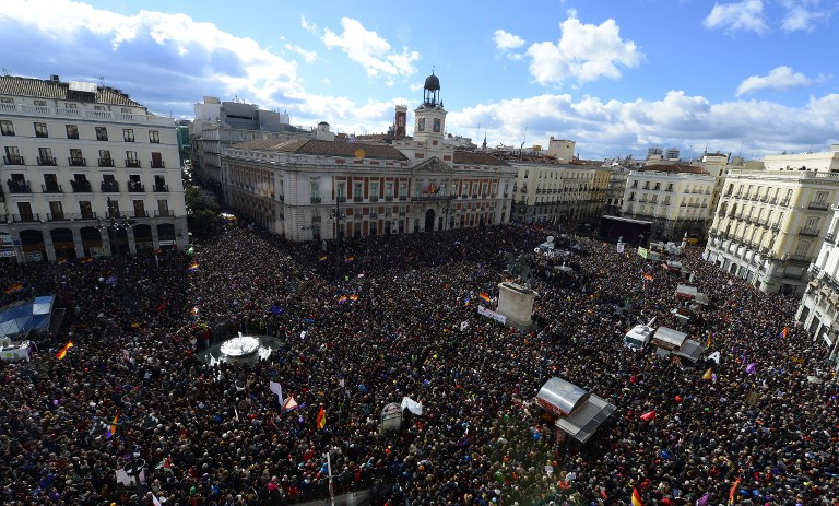 Plusieurs dizaines de milliers de personnes étaient rassemblées Plaza del Sol, à Madrid, à l'appel du parti d'extrême-gauche Podemos, le 31 janvier 2015. Plusieurs dizaines de milliers de personnes étaient rassemblées Plaza del Sol, à Madrid, à l'appel du parti d'extrême-gauche Podemos, le 31 janvier 2015.