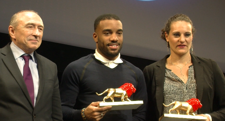 Gérard Collomb avec Alexandre Lacazette (Lion d’or 2014) et Mélina Robert-Michon (Lion de bronze), le 3 février 2015, à l’opéra de Lyon © Lyon Capitale