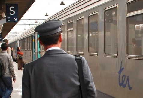 SNCF: un contrôleur de ter vu de dos