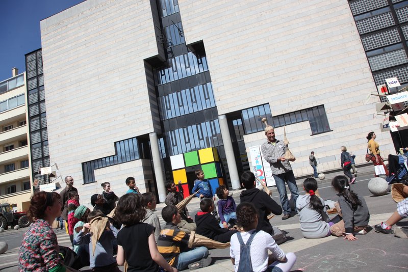 Atelier extérieur devant la MLIS de Villeurbanne, Fête du livre jeunesse de Villeurbanne © Gilles Michalet