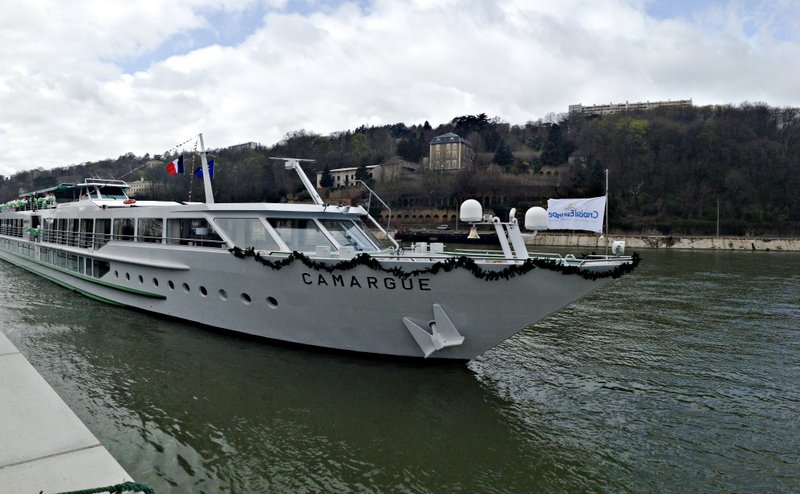 Le MS Camargue de CroisiEurope, lors de son baptême à Lyon, quai Rambaud, le 1er avril 2015 © Léa De Cazo