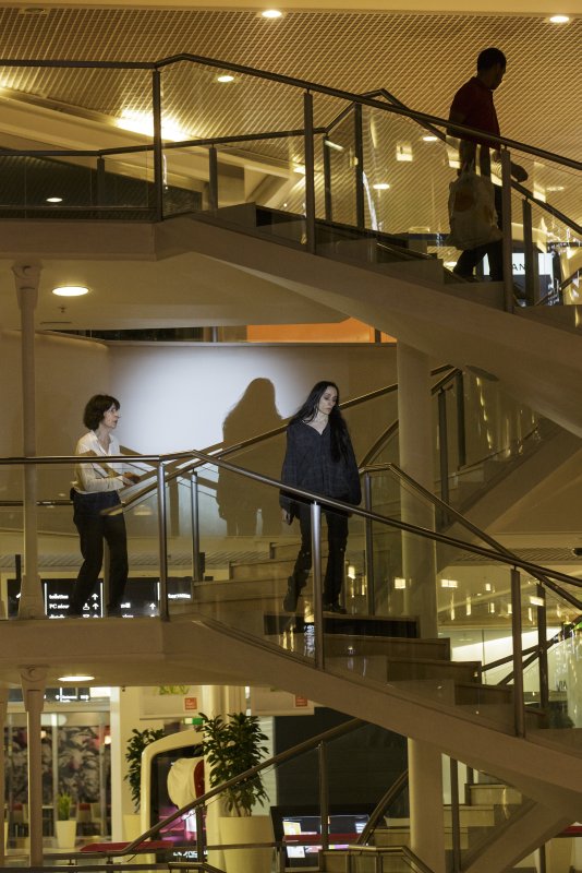 Anne Alvaro (à gauche) et Audrey Bonnet dans les escaliers du centre commercial de la Part-Dieu – répétitions de “Dans la solitude des champs de coton” © Christophe Raynaud de Lage