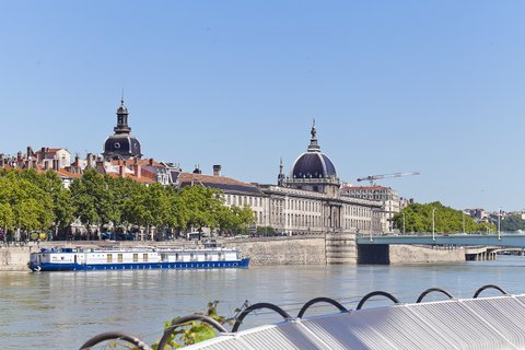 Hôtel Dieu vu depuis la piscine du Rhône