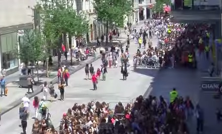 File d'attente pour la dédicace d'EnjoyPhoenix