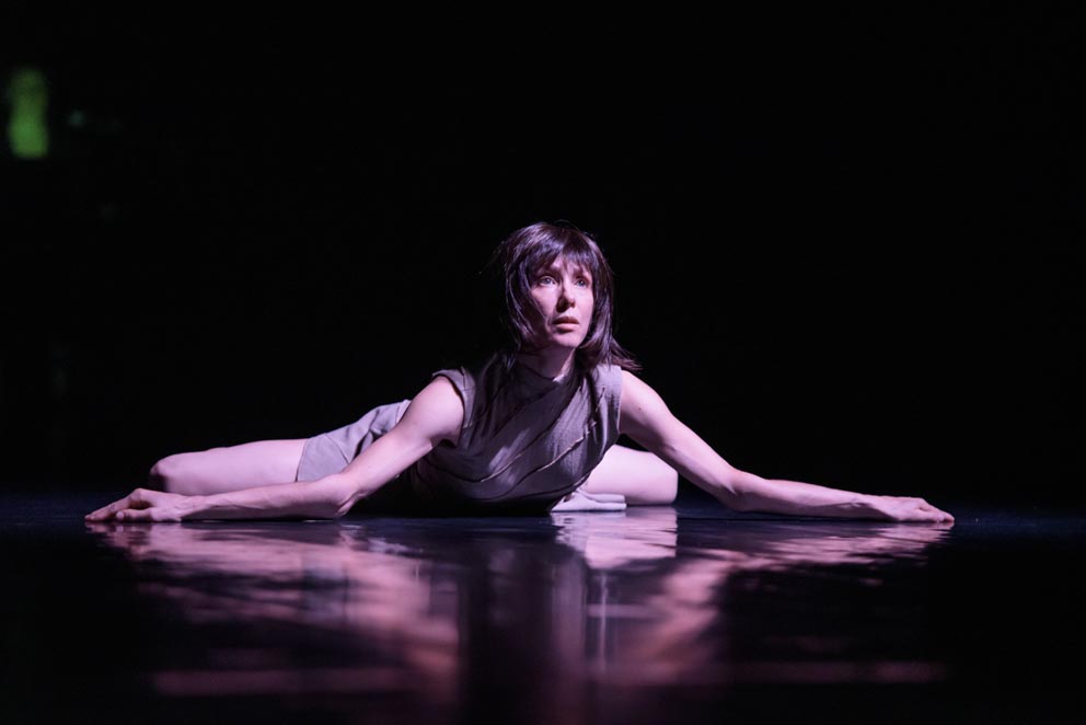 Sylvie Guillem dans “Techne”, chorégraphie d’Akram Khan © Bill Cooper