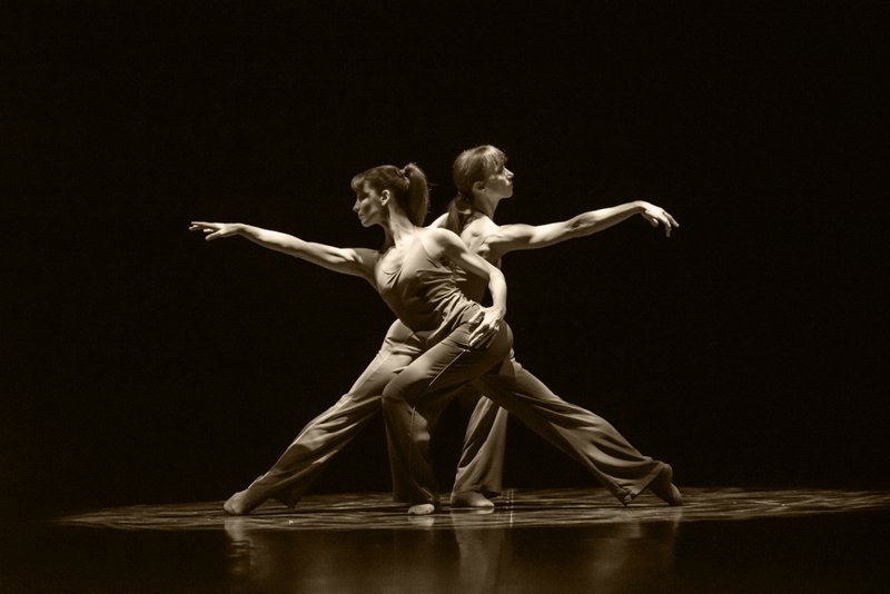 Sylvie Guillem et Emanuela Montanari dans “Here and After”, chorégraphie de Russell Maliphant © Bill Cooper