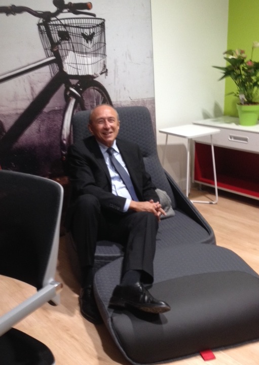 Gérard Collomb dans l’un des espaces innovants du collège Rameau de Champagne-au-Mt-d’Or, le 3 septembre 2015 © DR Gérard Collomb dans l’un des espaces innovants du collège Rameau de Champagne-au-Mt-d’Or, le 3 septembre 2015 © DR