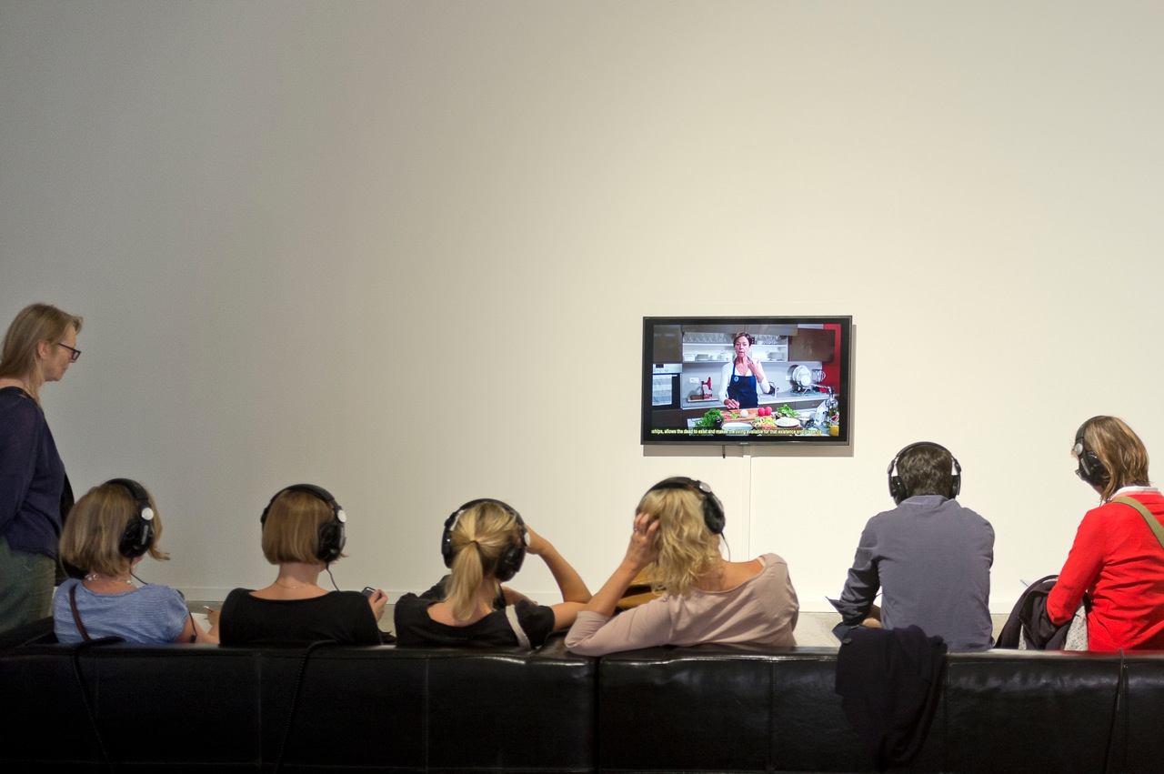 Biennale de Lyon 2015 – Devant “Night Lessons 2” d’Hannah Hurtzig, à la Sucrière © Alexandrine Dhainaut Biennale de Lyon 2015 – Devant “Night Lessons 2” d’Hannah Hurtzig, à la Sucrière © Alexandrine Dhainaut