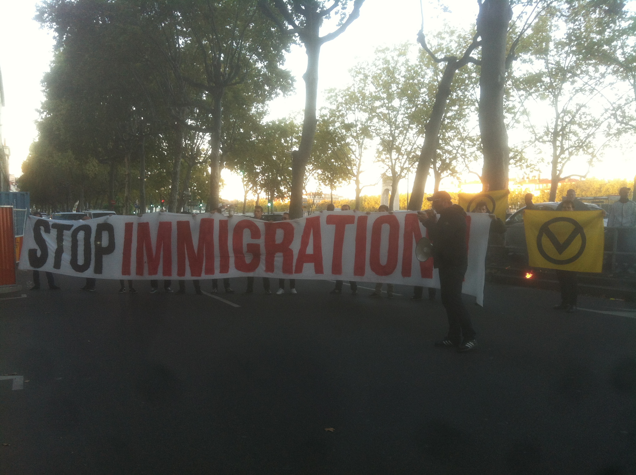 Manifestation d’Identitaires devant le local de campagne de Jean-Jack Queyranne, le 24 septembre 2015 © DR
