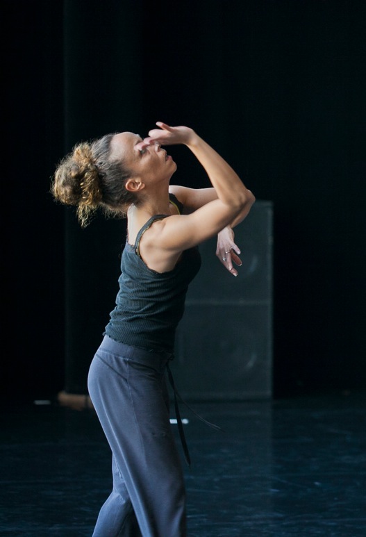 Nawal Lagraa, en répétition pour le projet “Do You Be” à la Maison de la danse, en septembre 2015 © Tim Douet
