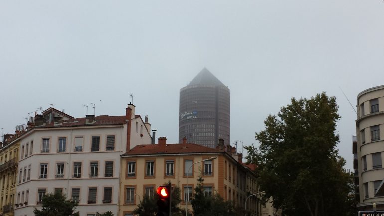 La Tour Part-Dieu dans la brume