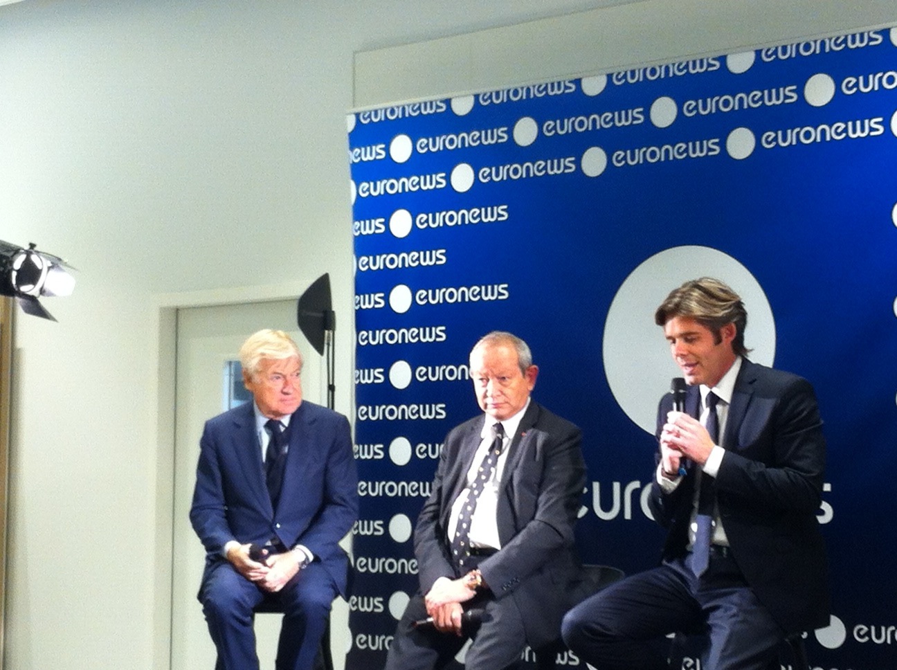 Paolo Garimberti, président du conseil éditorial d'Euronews, Naguib Sawiris et le CEO Michael Peters, à Lyon, le 15 octobre 2015 © GL